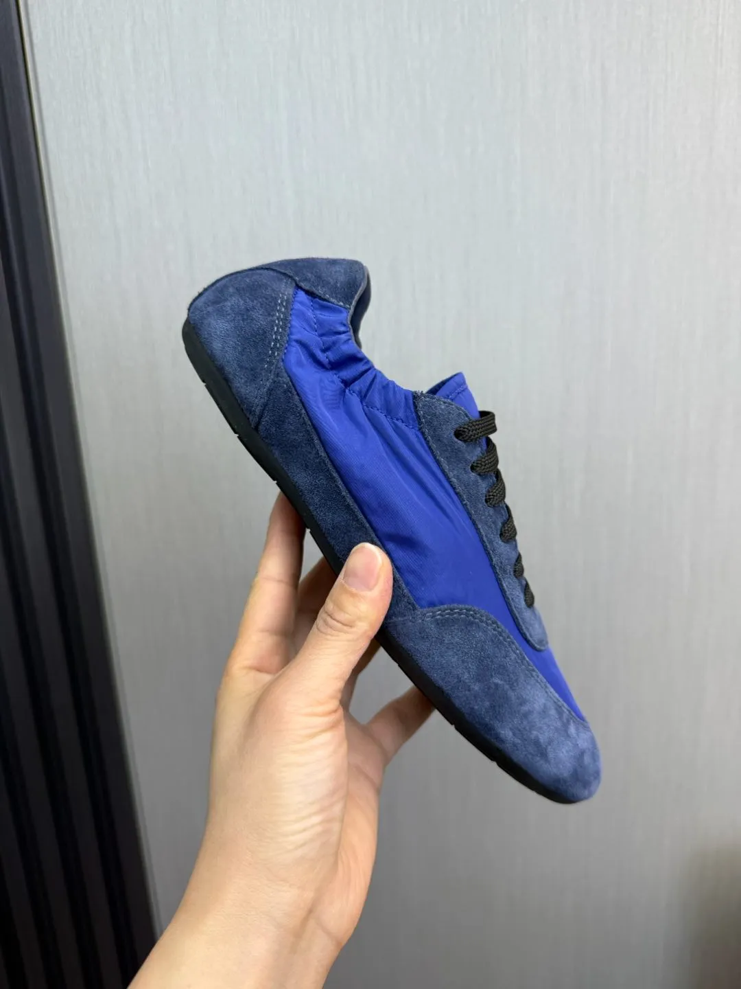 Men's shoes 💰600💰 PRADA 2025 Early Spring Collapse New Couple Style Sports Shoes Moral Training Shoes The name Collapse comes from the fact that it can be easily put on and taken off with bare hands. The light and comfortable features make it more relaxed and casual. The side elastic design can be worn twice! Super comfortable catwalk sneakers, as light and thin as ballet slippers, as comfortable as sneakers, comfortable and super light on the feet. Fabric: nubuck leather spliced ​​with nylon cloth. Silk cowhide foot pads. Size: Women's code 35/40 Men's code 39/45